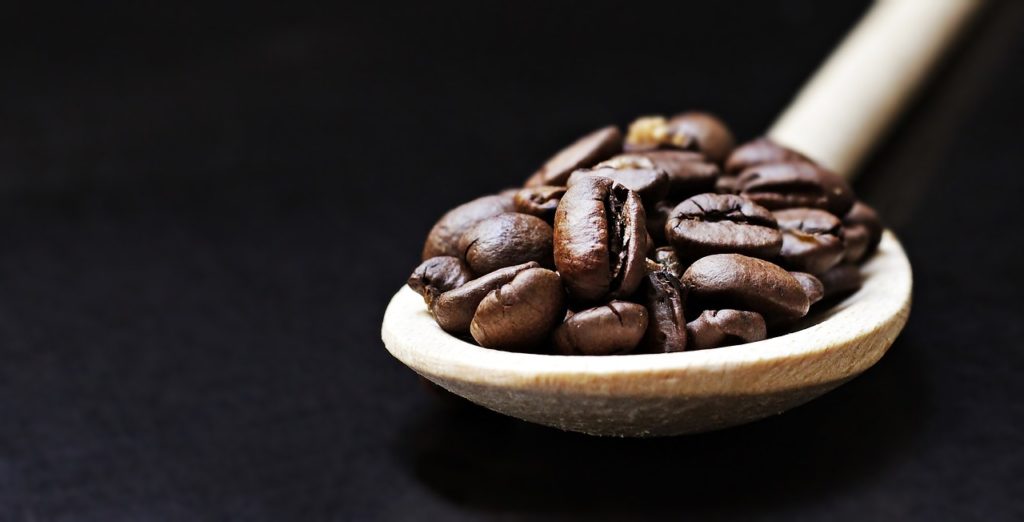 コーヒー豆をそのまま食べるとどうなるの？効果・効能と注意点を解説